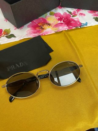 Gafas de sol Prada redondas doradas