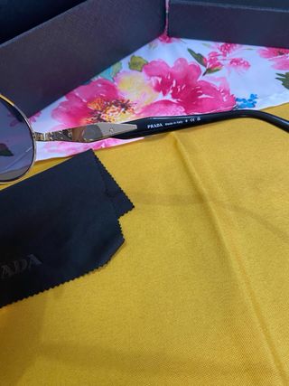 Gafas de sol Prada redondas doradas