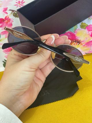 Gafas de sol Prada redondas doradas