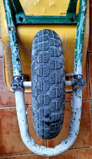 Carretilla de obra amarilla