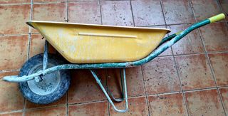 Carretilla de obra amarilla