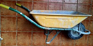 Carretilla de obra amarilla