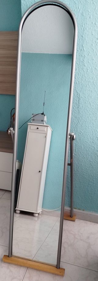 Espejo de pie moderno
