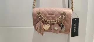 Bolso Guess rosa con detalles dorados