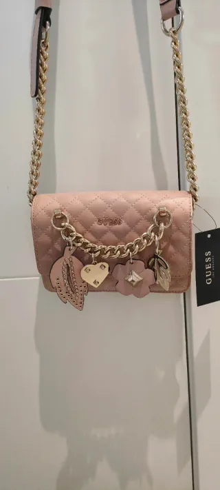 Bolso Guess rosa con detalles dorados