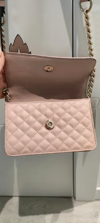 Bolso Guess rosa con detalles dorados