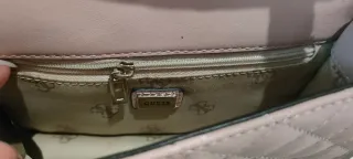 Bolso Guess rosa con detalles dorados