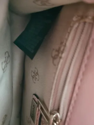 Bolso Guess rosa con detalles dorados