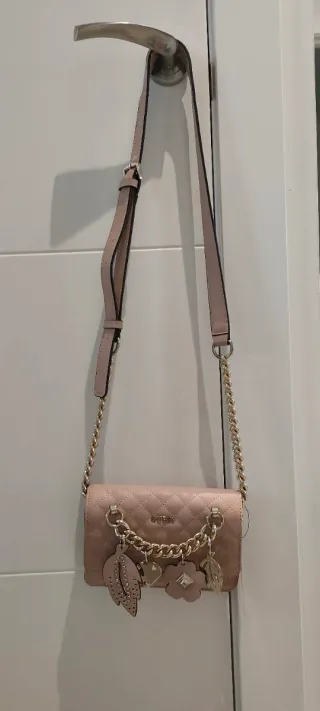 Bolso Guess rosa con detalles dorados