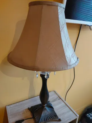 Lámpara de mesa beige y marrón