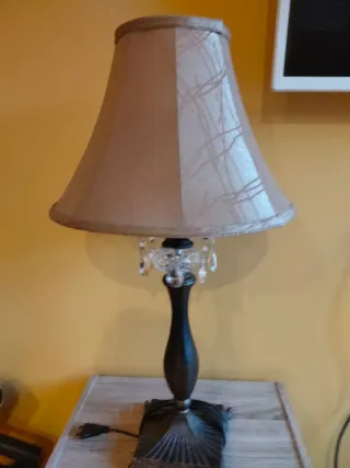 Lámpara de mesa beige y marrón