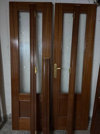 Puertas de madera maciza con cristal 30€
