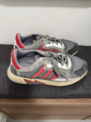 Zapatillas Adidas Grises y Rojas