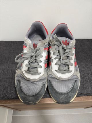 Zapatillas Adidas Grises y Rojas