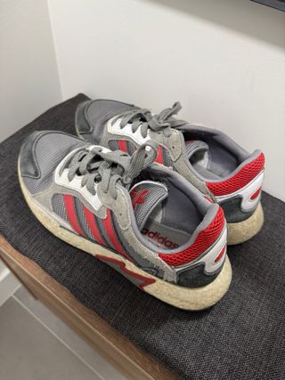 Zapatillas Adidas Grises y Rojas