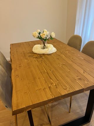Mesa de comedor maciza de madera
