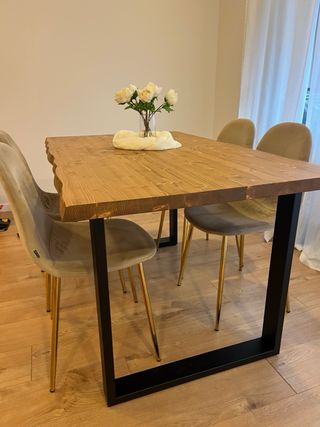 Mesa de comedor maciza de madera