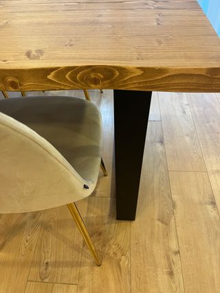 Mesa de comedor maciza de madera