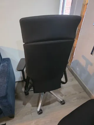 Silla de oficina ergonómica negra