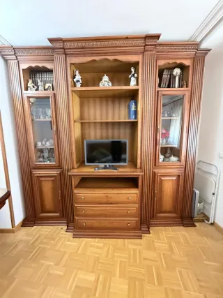 Mueble de salón de madera y cristal