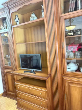 Mueble de salón de madera y cristal