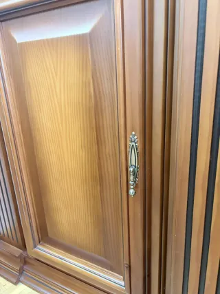 Mueble de salón de madera y cristal