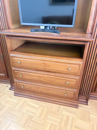 Mueble de salón de madera y cristal