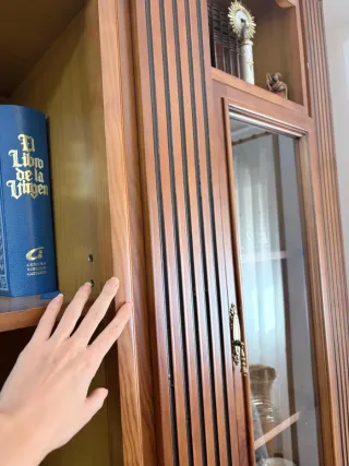 Mueble de salón de madera y cristal