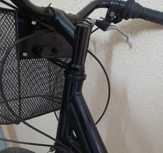 Bicicleta de paseo negra con cesta