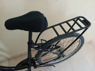 Bicicleta de paseo negra con cesta