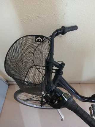 Bicicleta de paseo negra con cesta