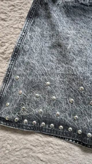 Falda Zara efecto lavado con tachuelas