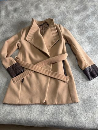 Abrigo beige con cinturón y detalles