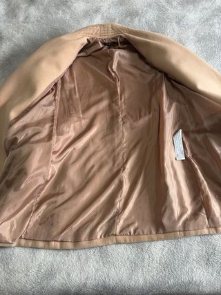 Abrigo beige con cinturón y detalles