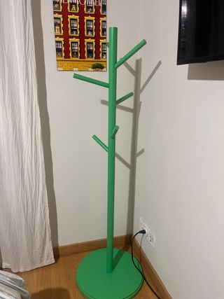 Perchero moderno de madera verde
