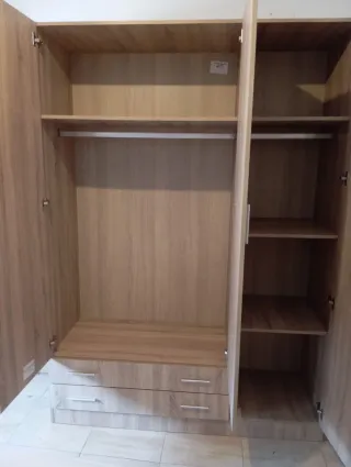 Armario de madera color beige y marrón