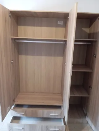 Armario de madera color beige y marrón