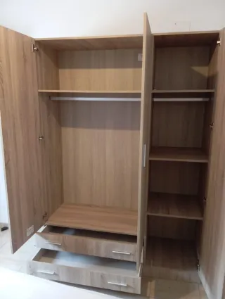 Armario de madera color beige y marrón