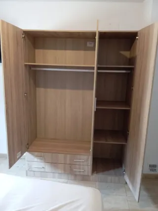 Armario de madera color beige y marrón