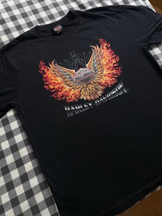 Camiseta Harley-Davidson Negra con Diseño de Fuego