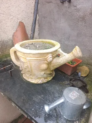 Maceta Regadera cemento, original.