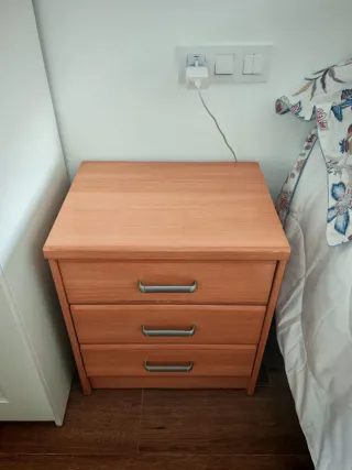 Mesita de noche de madera