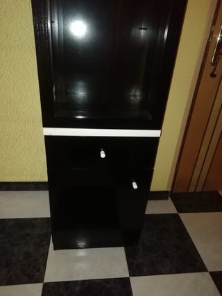Estantería ,vitrina y mueble bajo