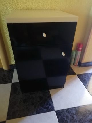 Estantería ,vitrina y mueble bajo