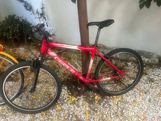 Bicicleta de montaña roja