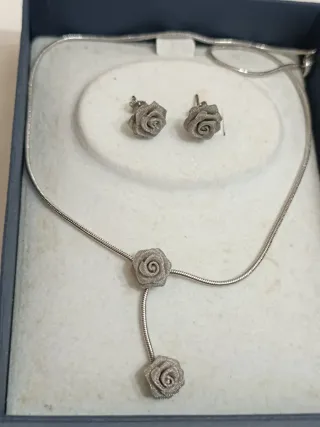 Collar y pendientes de plata con rosas