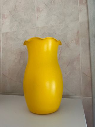 Jarrón amarillo de vidrio