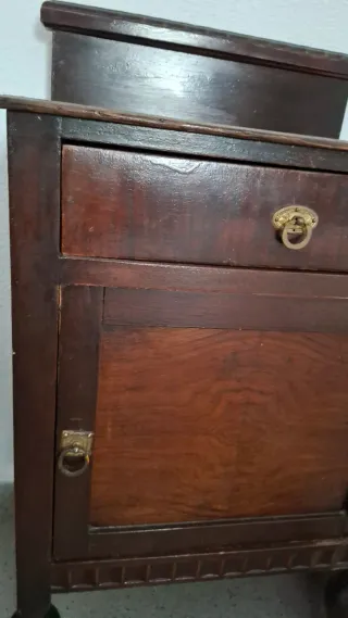 Mesita de noche de madera oscura