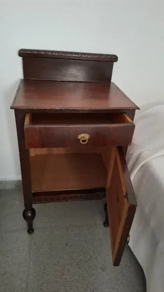 Mesita de noche de madera oscura