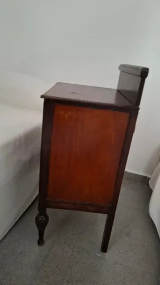 Mesita de noche de madera oscura